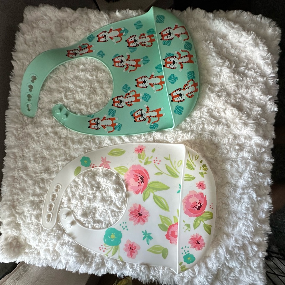FREE IF BUNDLED Wipeable Baby Bibs